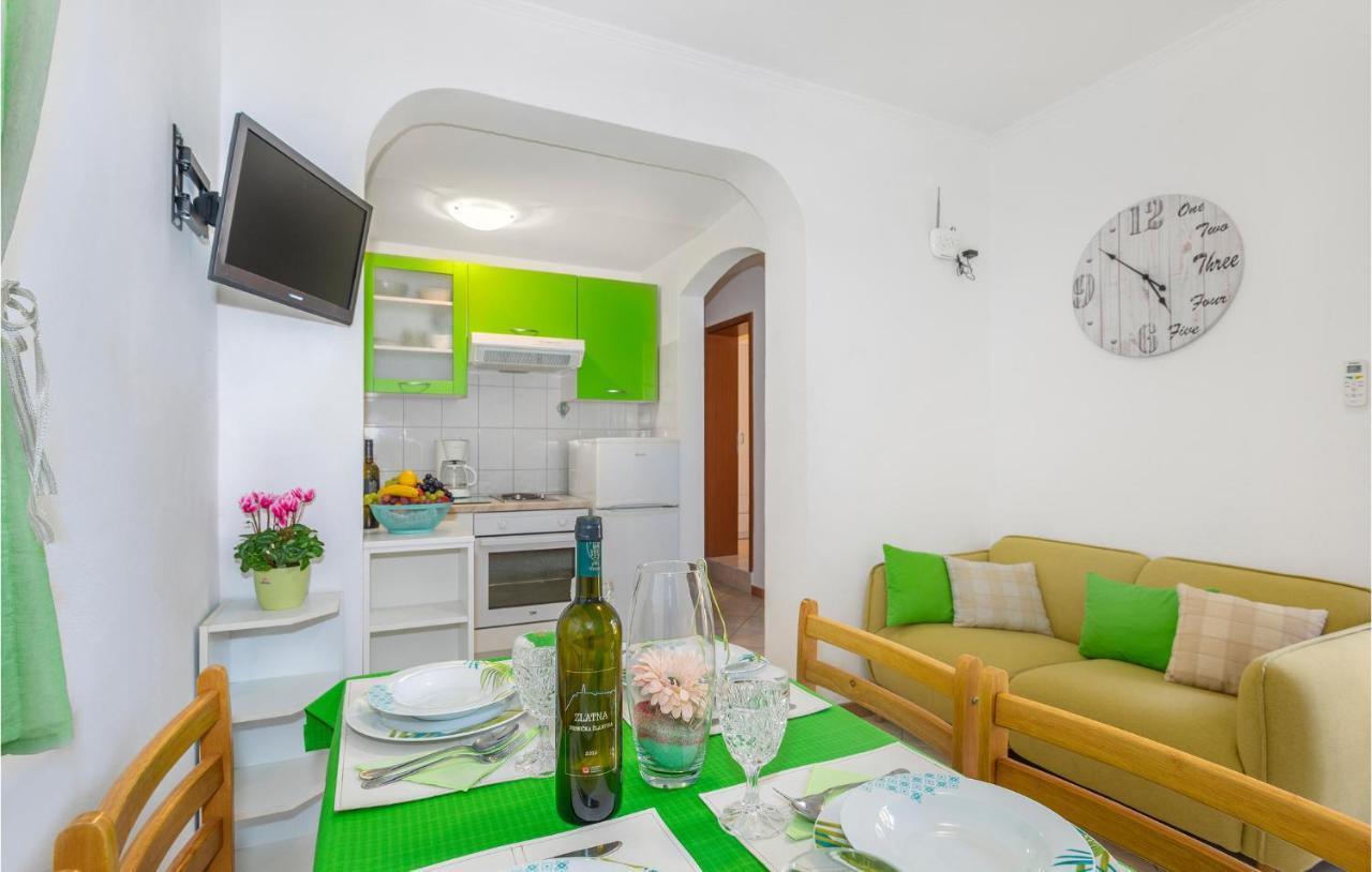 2 Bedroom Cozy Apartment In Omišalj Extérieur photo