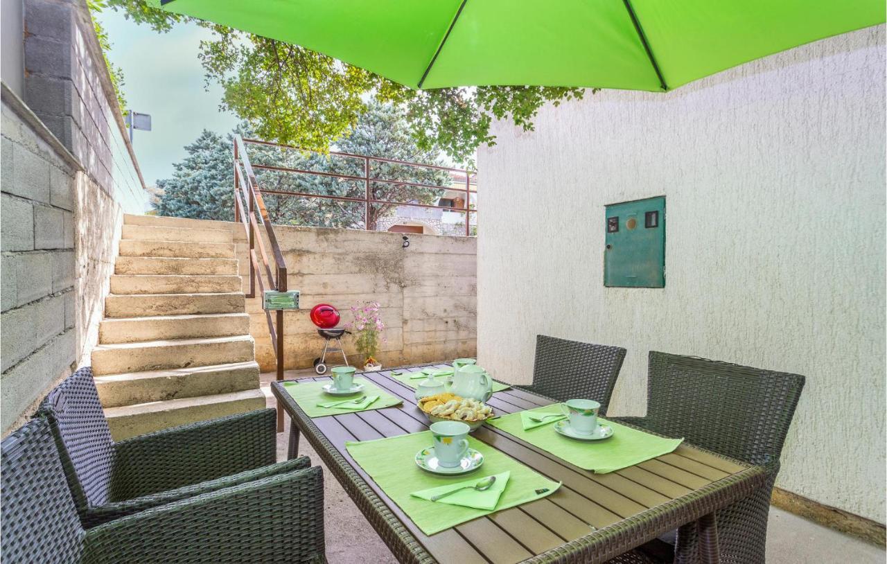 2 Bedroom Cozy Apartment In Omišalj Extérieur photo