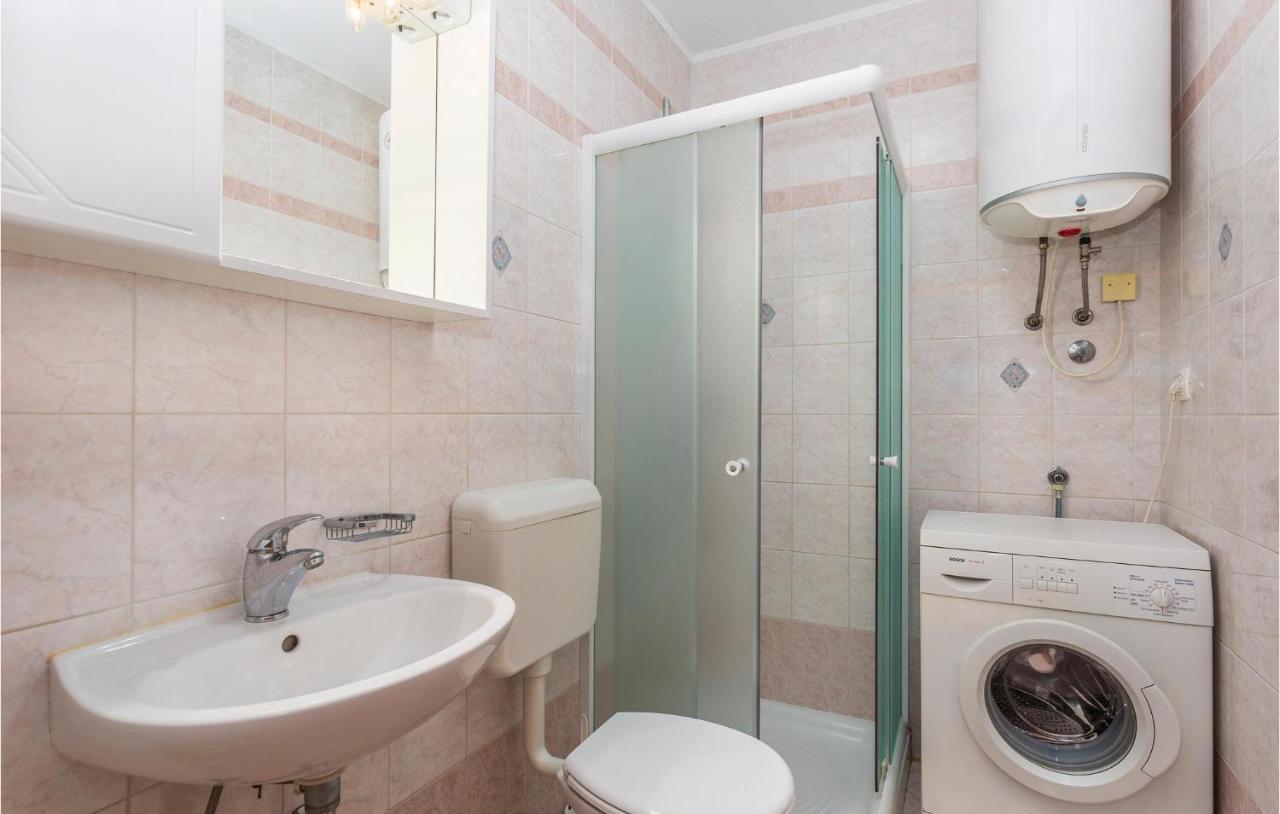 2 Bedroom Cozy Apartment In Omišalj Extérieur photo