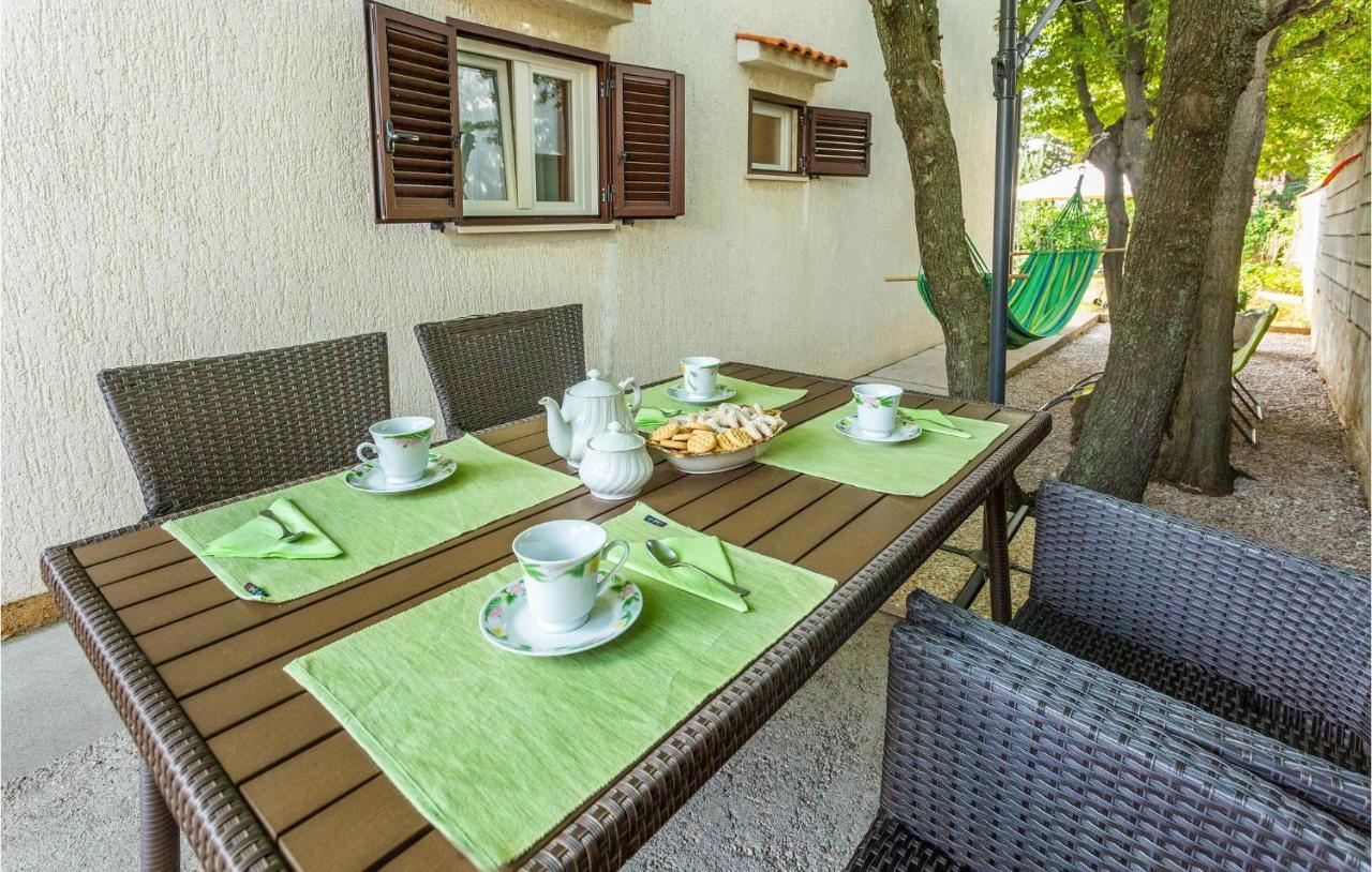 2 Bedroom Cozy Apartment In Omišalj Extérieur photo