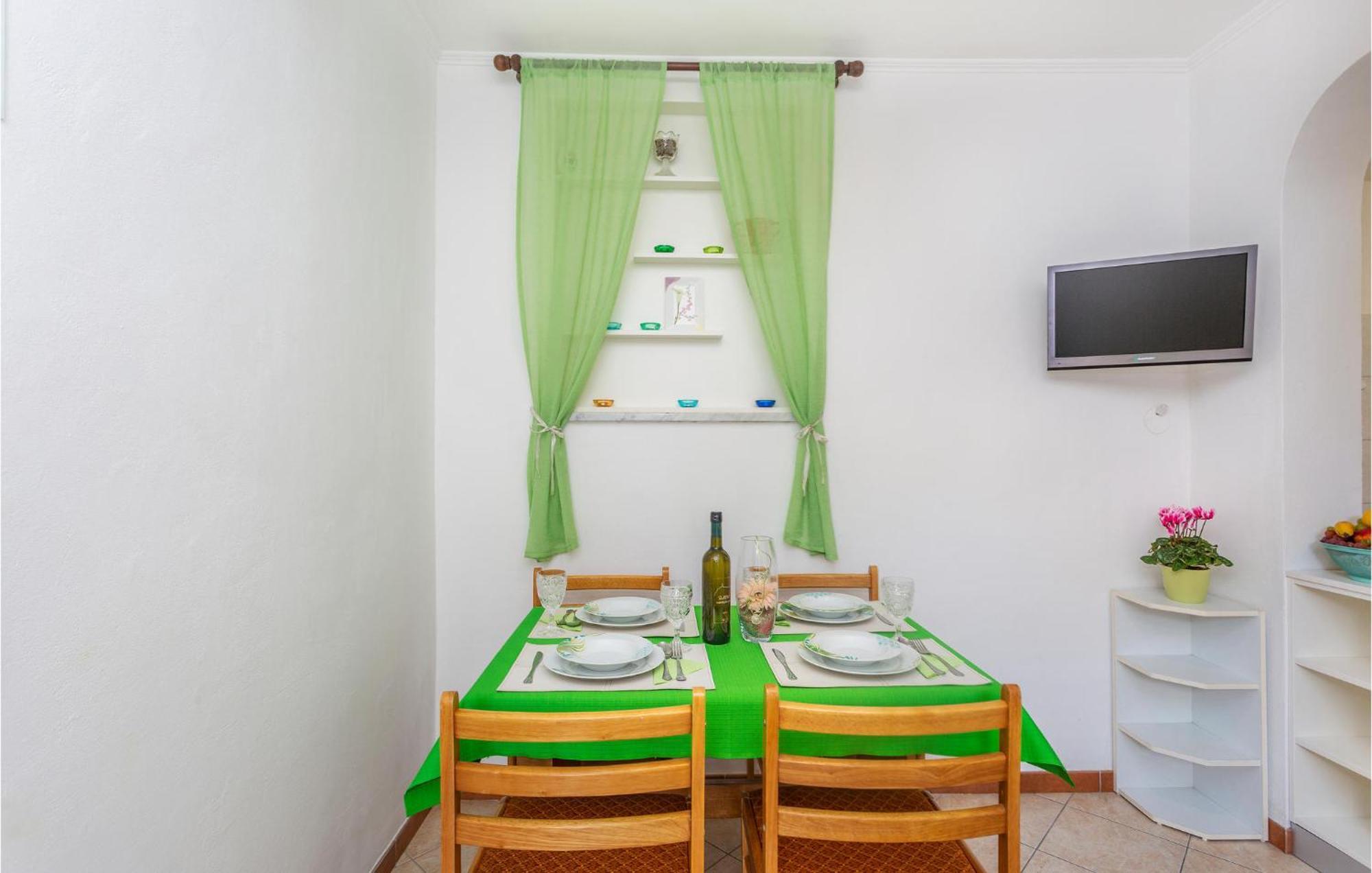 2 Bedroom Cozy Apartment In Omišalj Extérieur photo
